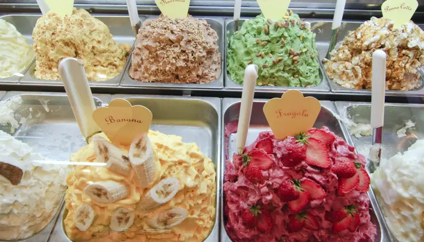 Włoskie lody: bananowe, truskawkowe i pistacjowe. Zastanawiasz się, ile kosztują lody we Włoszech? Ceny są różne, ale warto spróbować!
