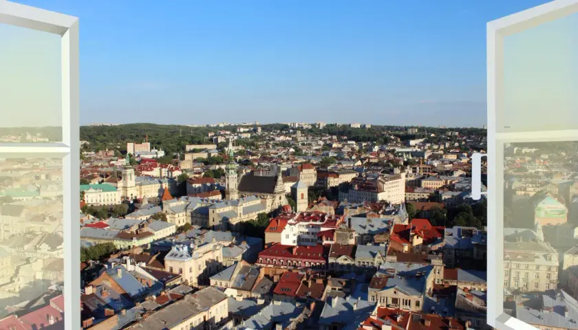 Widok na Lwów przez otwarte okno. Miasto pełne zabytkowych budynków i dachów. Ceny na Ukrainie mogą być różne, ale widok jest bezcenny.