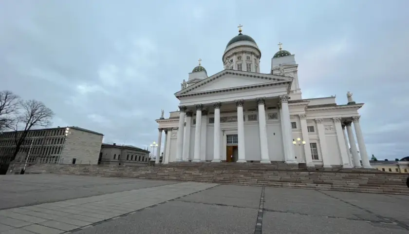 Katedra w Helsinkach, imponująca budowla z kopułami. Ceny w Helsinkach mogą być wysokie, ale widoki są bezcenne.