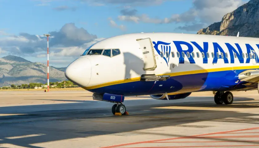 Samolot Ryanair na lotnisku, gotowy do startu. Czas sprawdzić, ile się leci na Sycylię!