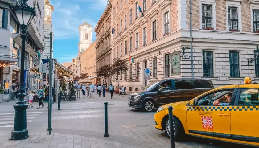 Spacer po Budapeszcie, gdzie widać żółtą taksówkę. Warto wiedzieć, że budapeszt jaka waluta to forint węgierski.