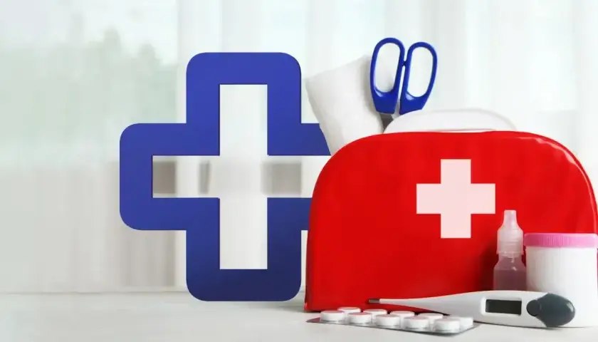 Apteczka, termometr, nożyczki i leki. Czy opiekun medyczny może robić opatrunki? Tak, to część jego obowiązków.