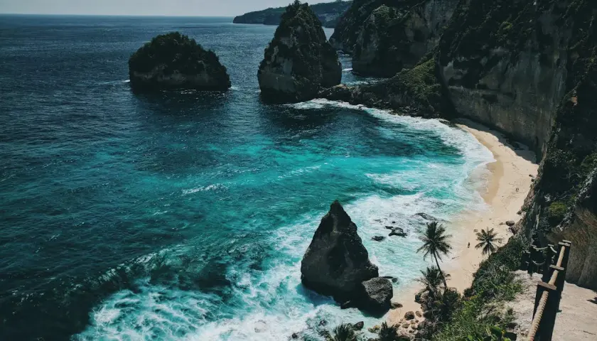 Malownicze klify i turkusowe morze na Bali. Lot na Bali ile trwa? Tyle, ile potrzeba, by dotrzeć do tego raju.