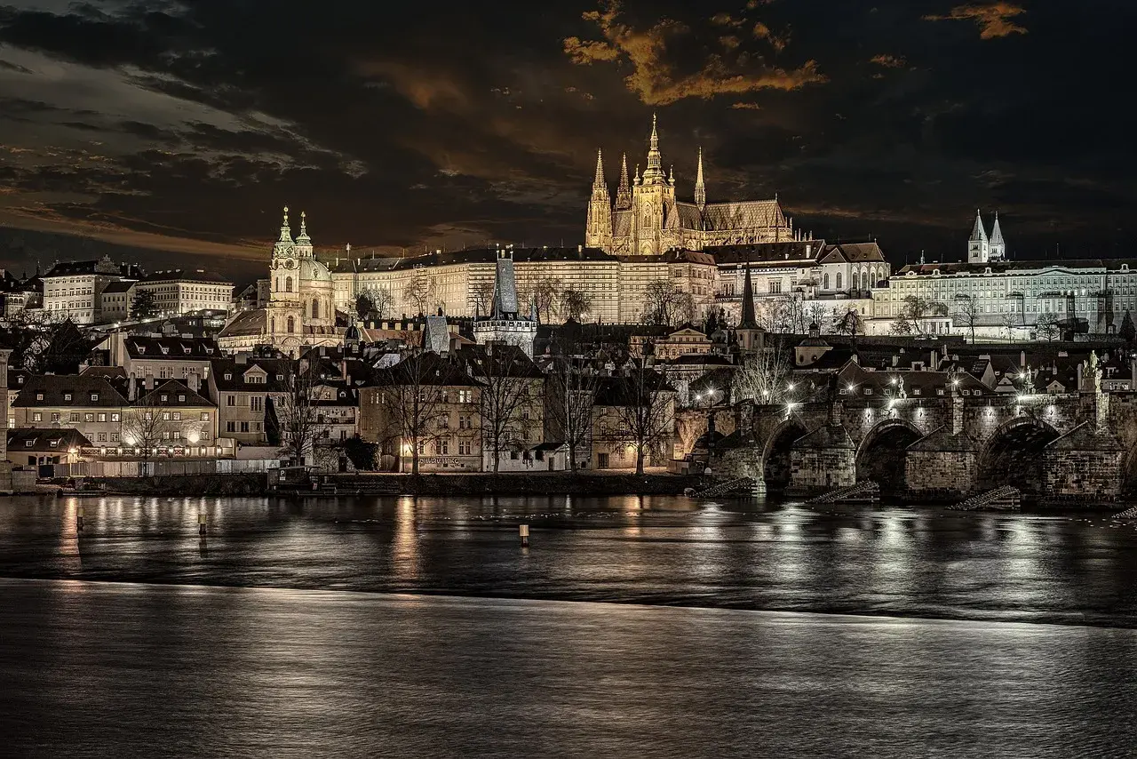 Praga nocą, zamek i Most Karola. Nawet przy nocnym zwiedzaniu, ceny w Czechach mogą zaskoczyć.
