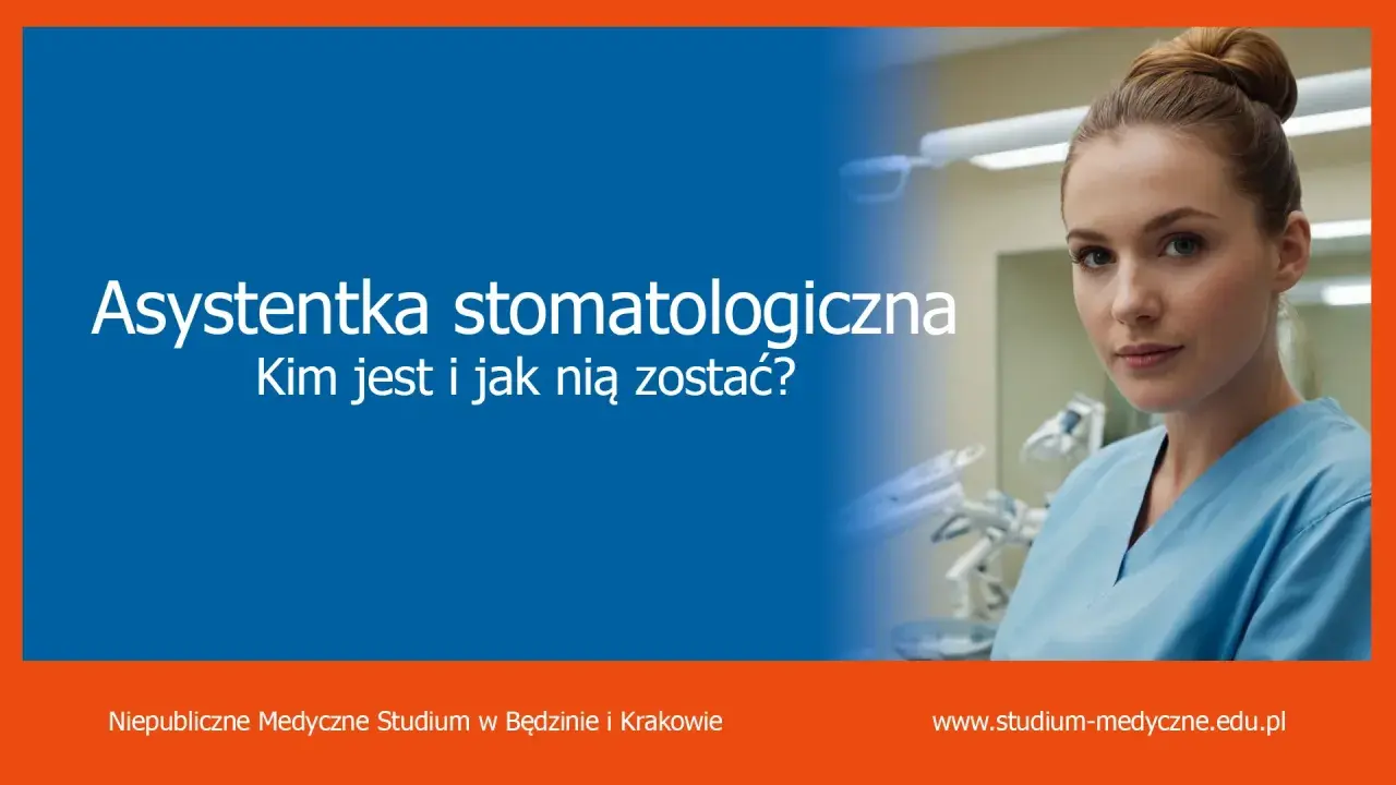 Młoda kobieta w niebieskim uniformie medycznym, uśmiechnięta, w tle gabinet stomatologiczny. Reklama kursu: asystent stomatologa.