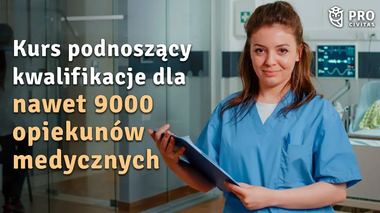 Uśmiechnięta opiekunka medyczna z notatkami. Kurs podnoszący kwalifikacje dla nawet 9000 opiekunów medycznych.