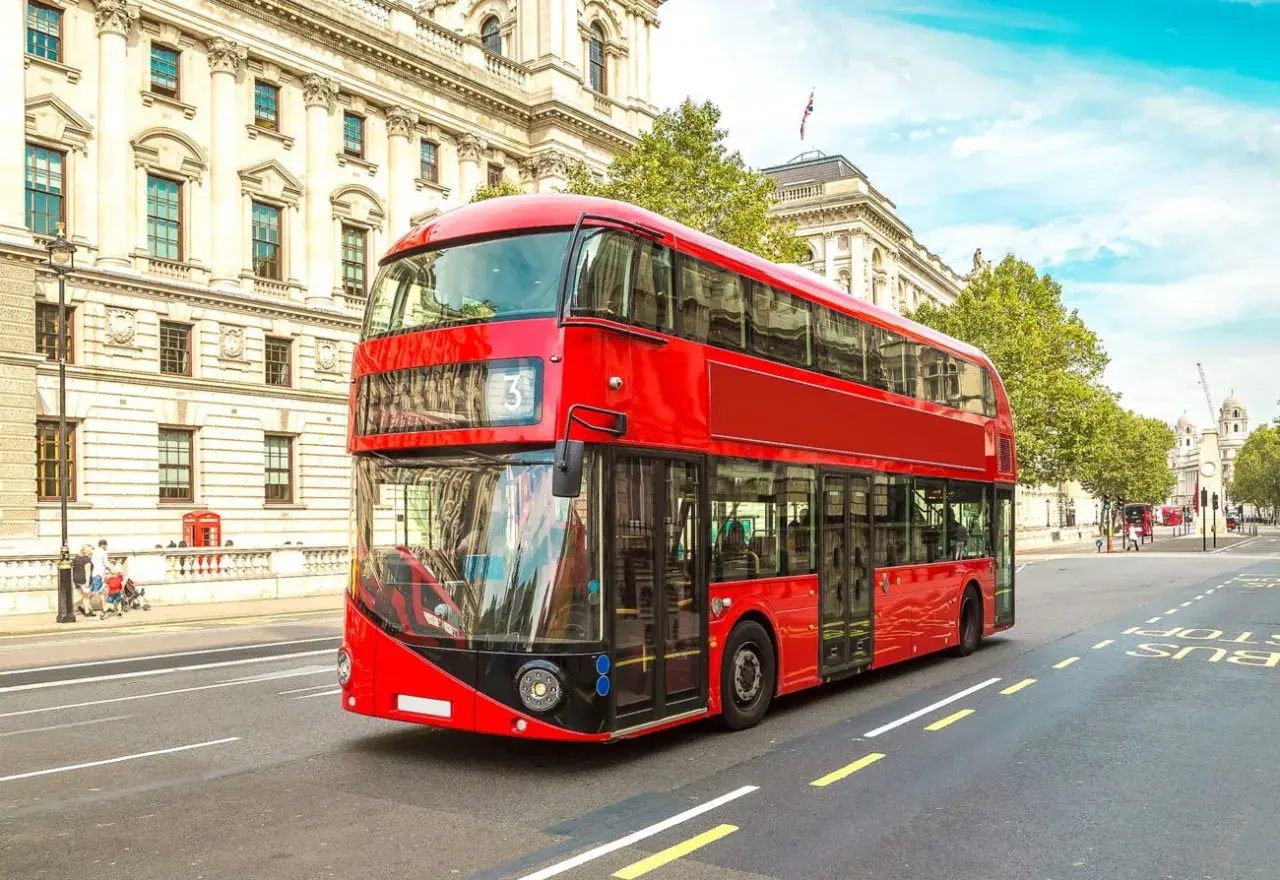 Klasyczny czerwony autobus piętrowy w drodze z lotniska Luton do centrum Londynu.