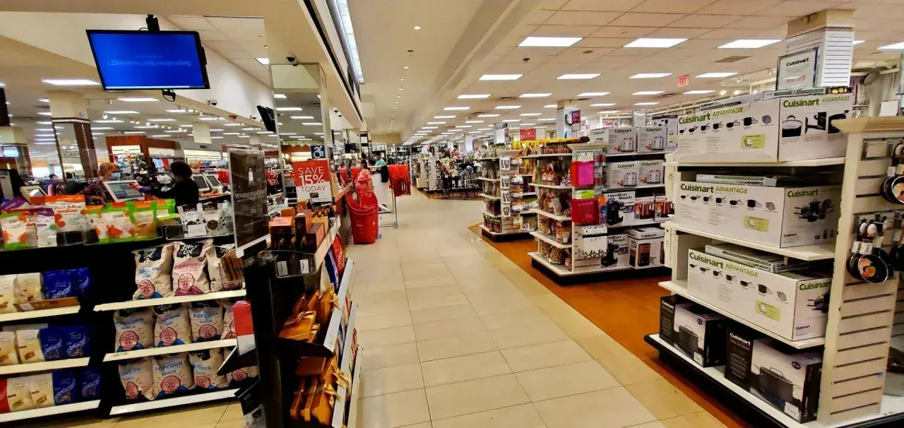 Wnętrze jednego z wielu sklepów w USA, pełne półek z produktami spożywczymi i sprzętem AGD.