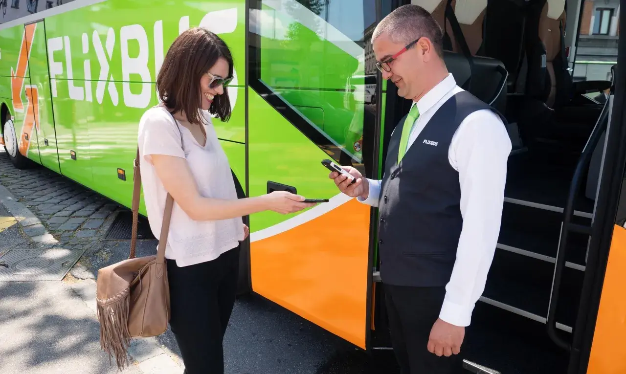 Kobieta pokazuje kierowcy Flixbus bilet na telefonie. Nie trzeba drukować biletu, wystarczy aplikacja.
