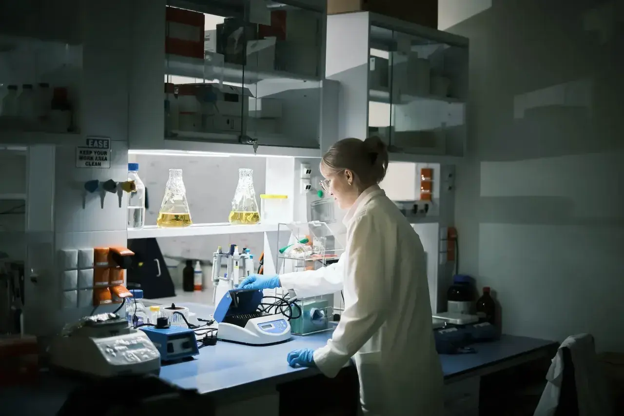 Naukowczyni w laboratorium bada próbki. Zastanawiasz się, ile zarabia mikrobiolog?
