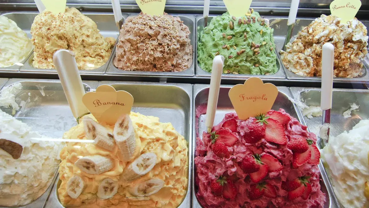 Włoskie lody: bananowe, truskawkowe i pistacjowe. Zastanawiasz się, ile kosztują lody we Włoszech? Ceny są różne, ale warto spróbować!