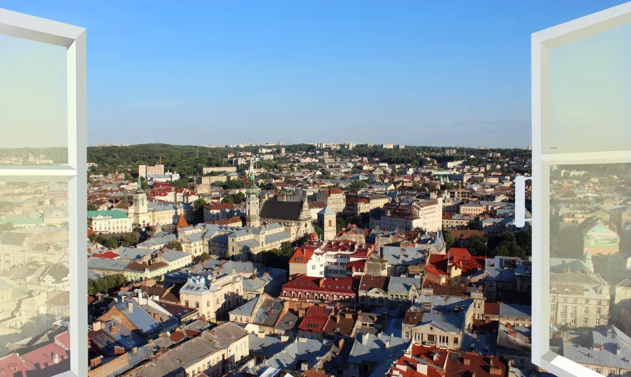 Widok na Lwów przez otwarte okno. Miasto pełne zabytkowych budynków i dachów. Ceny na Ukrainie mogą być różne, ale widok jest bezcenny.