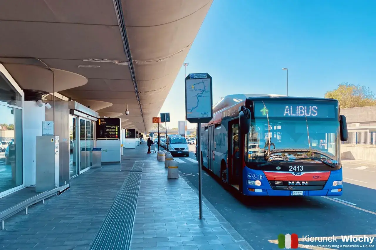 Niebiesko-czerwony autobus Alibus na przystanku lotniskowym w Katanii.