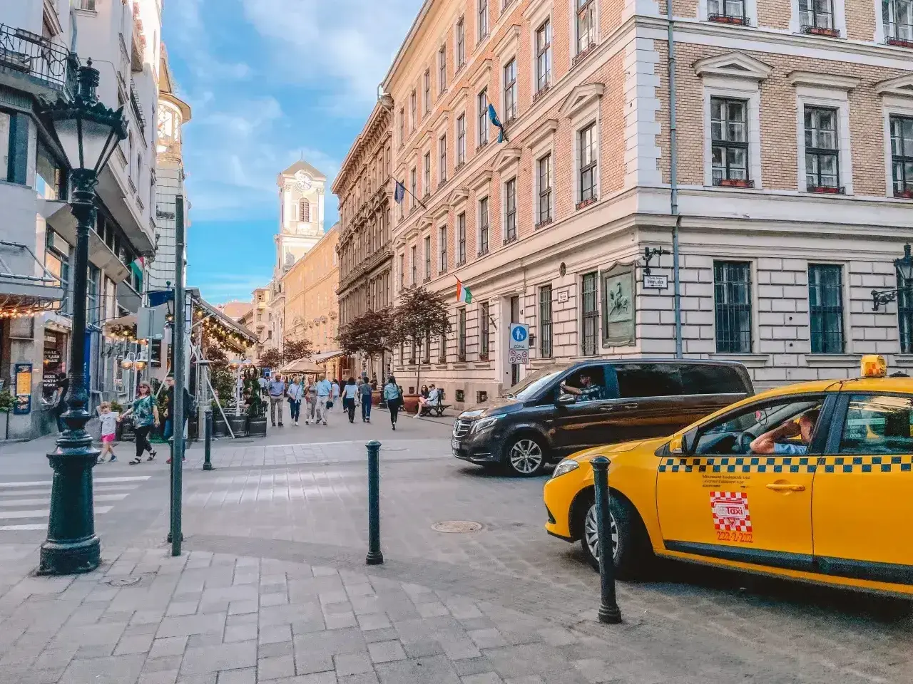 Spacer po Budapeszcie, gdzie widać żółtą taksówkę. Warto wiedzieć, że budapeszt jaka waluta to forint węgierski.