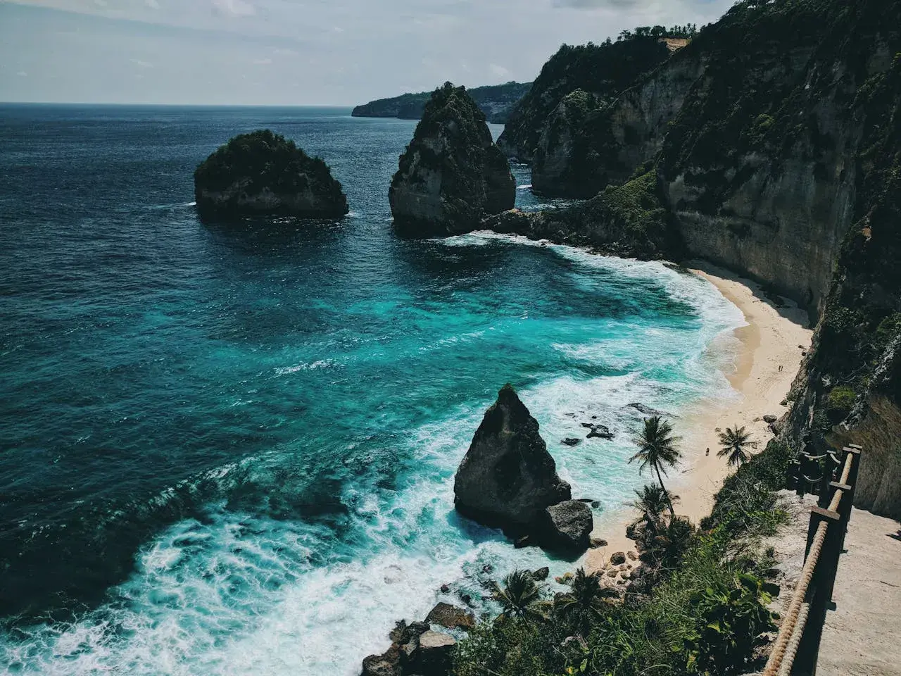 Malownicze klify i turkusowe morze na Bali. Lot na Bali ile trwa? Tyle, ile potrzeba, by dotrzeć do tego raju.