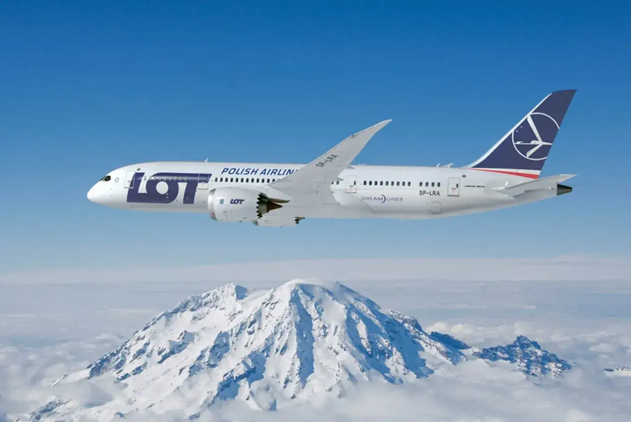 Samolot LOT-u nad ośnieżonymi g&oacute;rami. Ciekawe, ile trwa lot na Bali tym Dreamlinerem?
