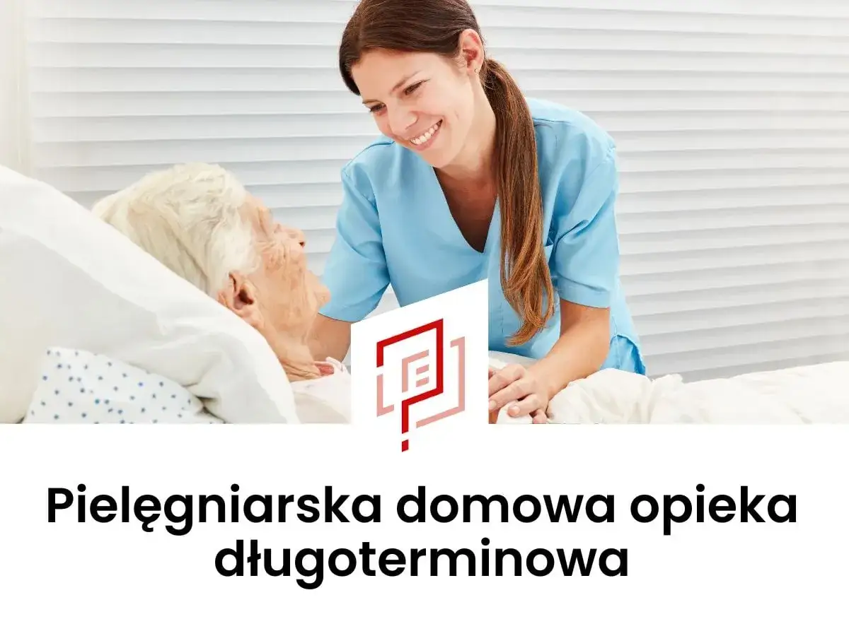 Uśmiechnięta pielęgniarka pochyla się nad starszą pacjentką w ł&oacute;żku, oferując jej troskliwe usługi pielęgniarskie w domu pacjenta.