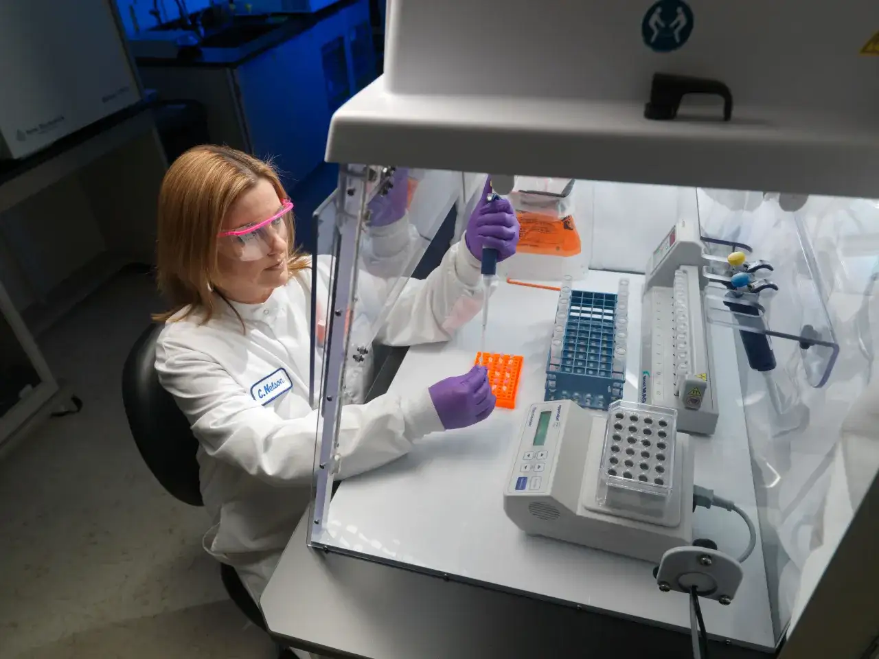 Mikrobiolog w laboratorium, pracując nad pr&oacute;bkami, zastanawia się, ile zarabia mikrobiolog.