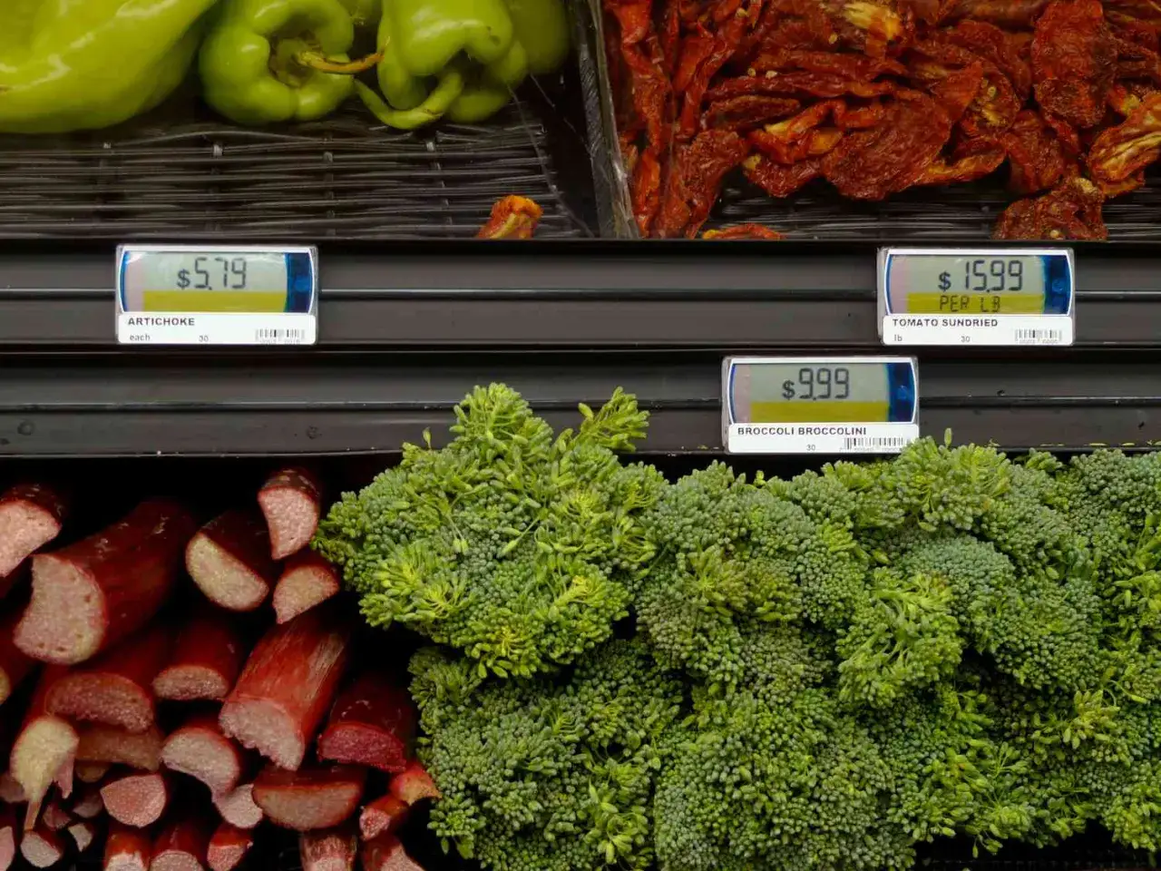 Świeże warzywa w angielskich sklepach spożywczych: karczochy, broccolini i pomidory suszone.
