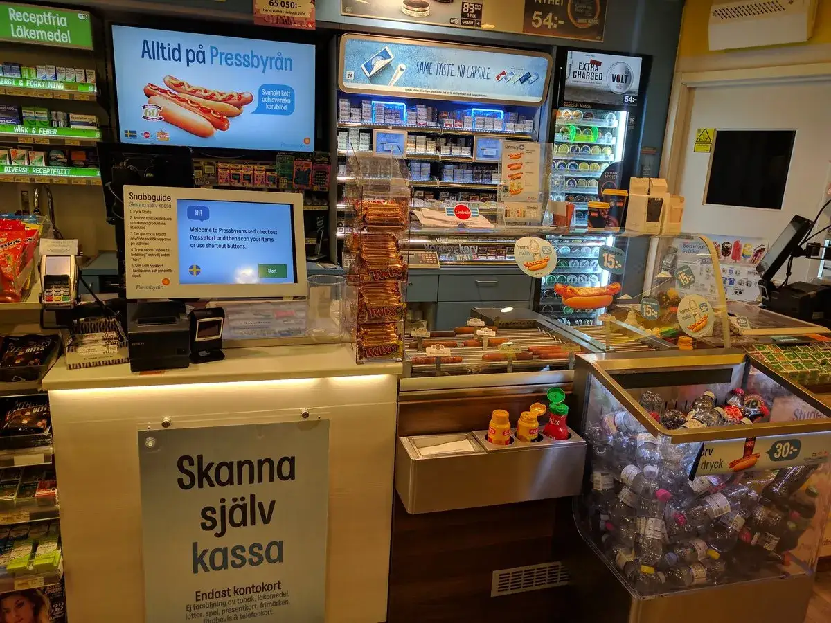 W szwedzkich sklepach Pressbyrån można kupić hot dogi i napoje. Jest też samoobsługowa kasa.