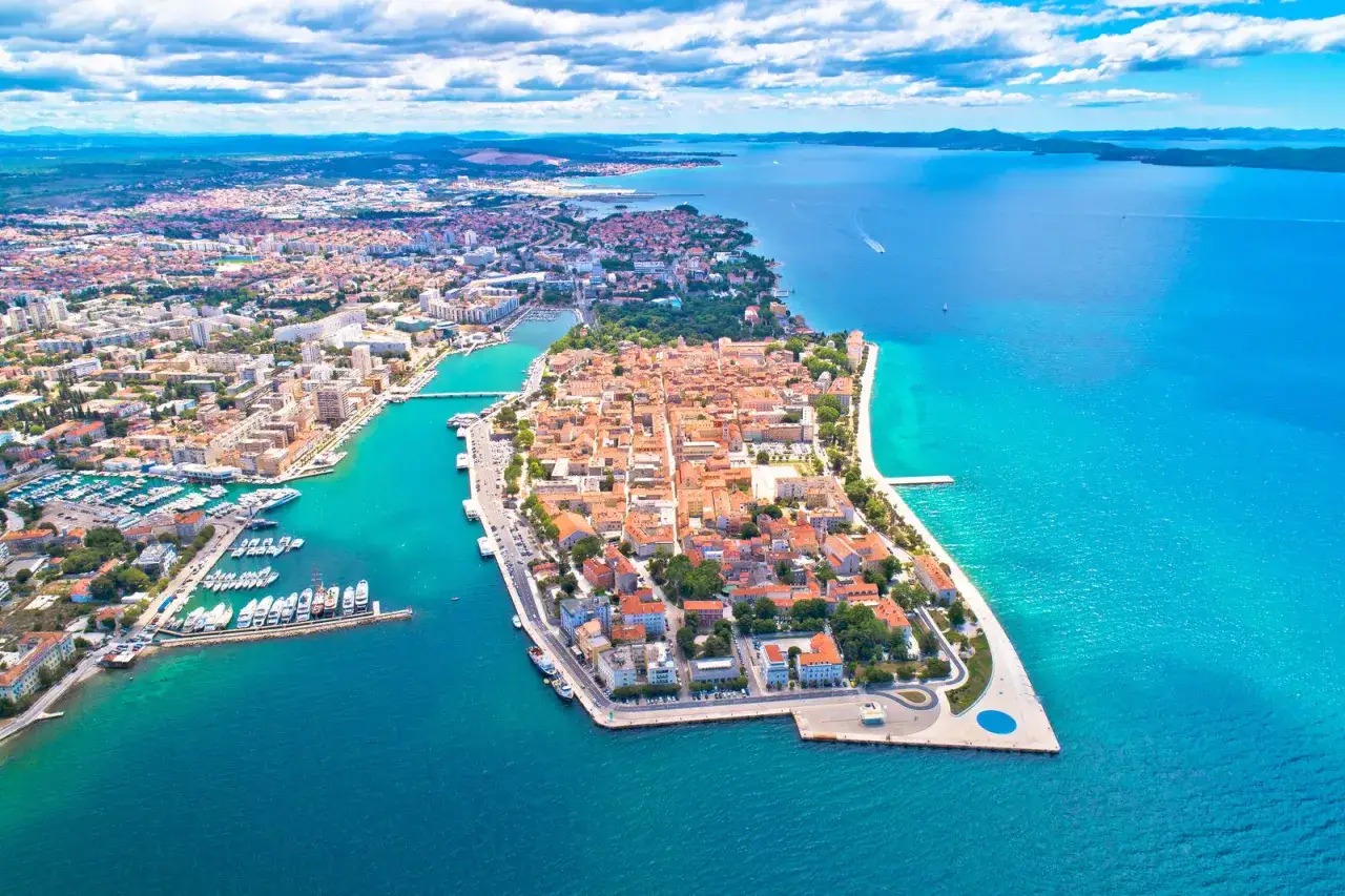 Zadar ceny noclegów i atrakcji zachęcają do odkrywania tego pięknego chorwackiego miasta. Widok z lotu ptaka na starówkę i turkusowe morze.