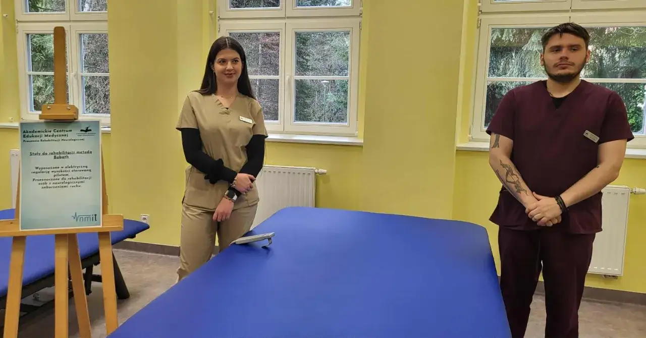 Dwoje fizjoterapeutów w gabinecie rehabilitacyjnym. Dowiedz się, jak zostać fizjoterapeutą, poznając metody pracy z pacjentami.