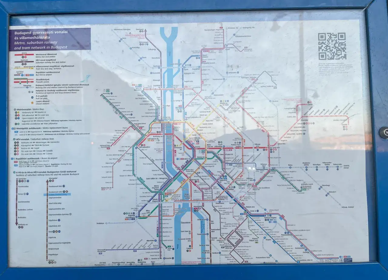 Mapa komunikacji miejskiej w Budapeszcie: metro, kolej podmiejska i tramwaje.
