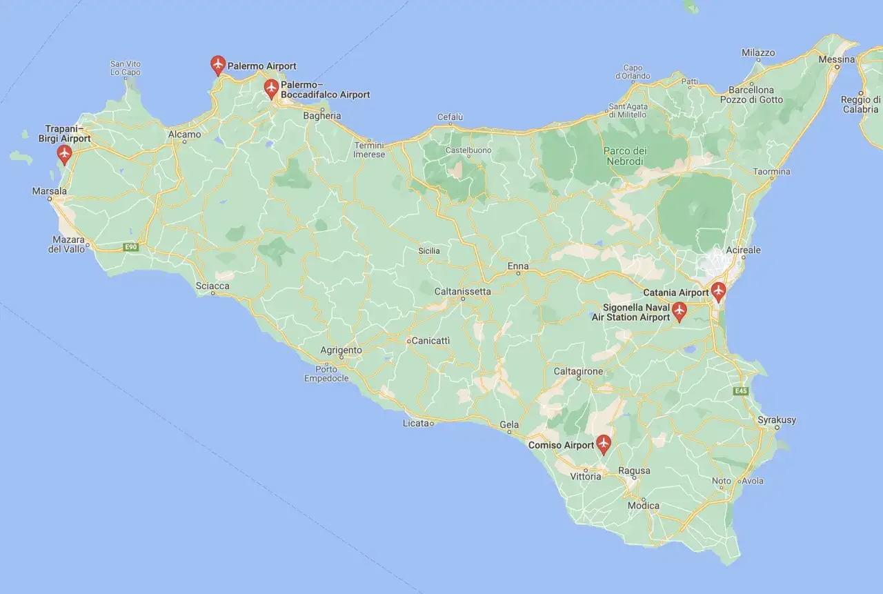 Mapa Sycylii z zaznaczonymi lotniskami: Palermo, Trapani, Sigonella, Catania, Comiso. Zastanawiasz się, ile się leci na Sycylię?