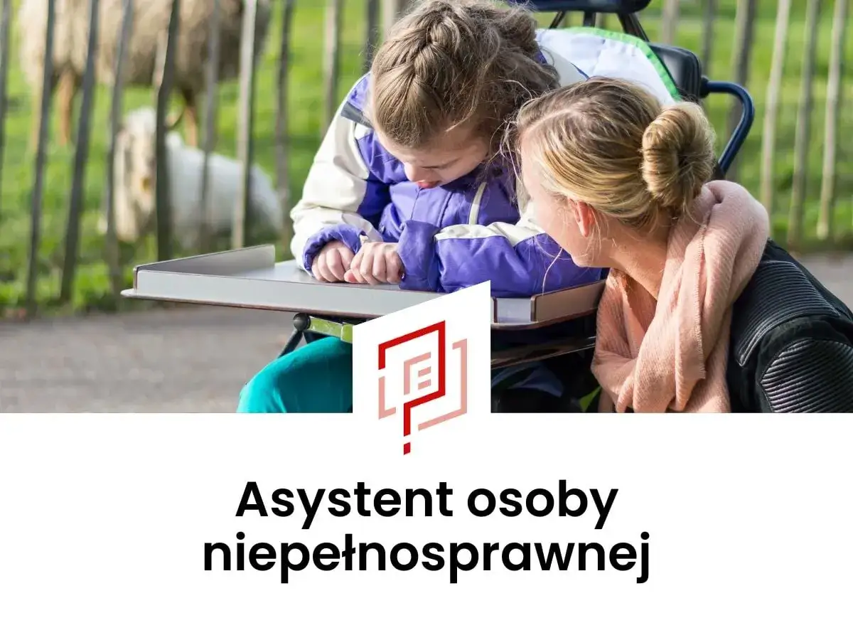 Kobieta pochyla się nad dzieckiem w wózku, oferując wsparcie. To obraz asystenta osoby niepełnosprawnej.