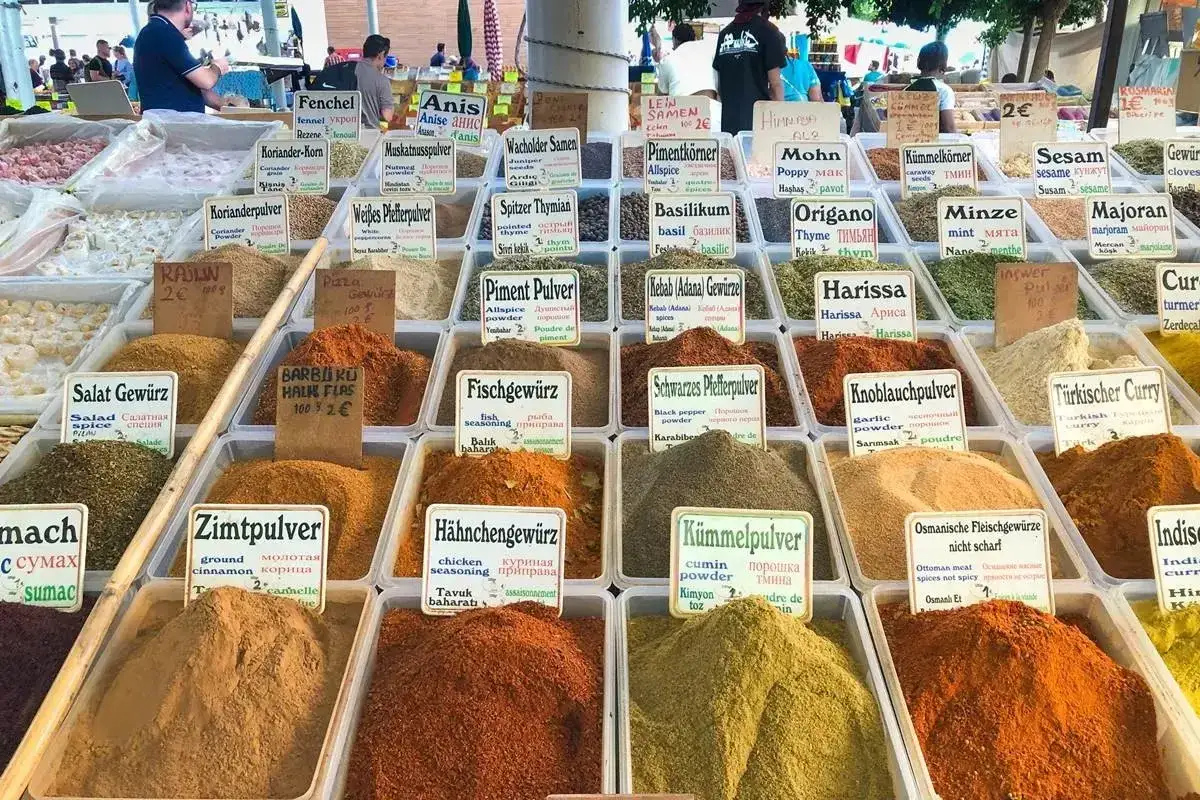 Tureckie ceny na bazarach: bogactwo przypraw, od cynamonu po curry. Wiele opcji do wyboru, od 2 euro za 100g.