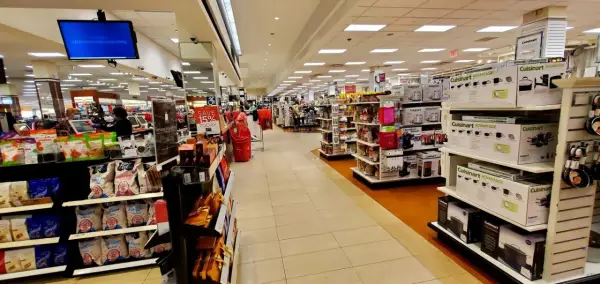 Wnętrze jednego z wielu sklepów w USA, pełne półek z produktami spożywczymi i sprzętem AGD.
