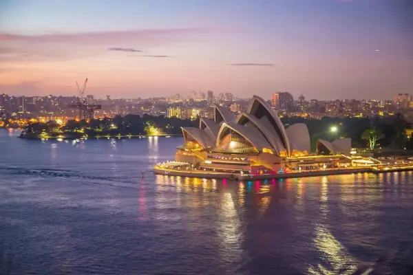 Sydney Opera House o zmierzchu. Długi lot z Polski do Australii trwa ok. 20 godzin.